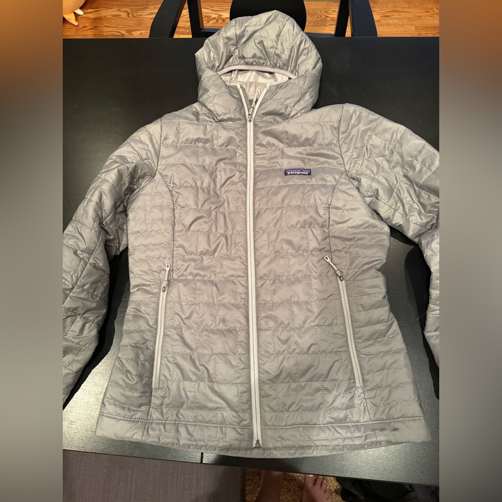 Patagonia Women's Light Gray Puffer Jacket with hood